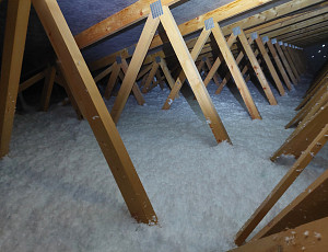 Zateplení stropu novostavby ubytovacího zařízení pomocí foukané izolace